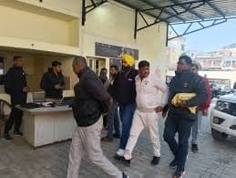 दागी हुई वर्दी! 4 लाख की रिश्वत लेते क्राइम ब्रांच का इंस्पेक्टर रंगेहाथ गिरफ्तार, मर्डर केस से नाम हटाने की हुई थी डील