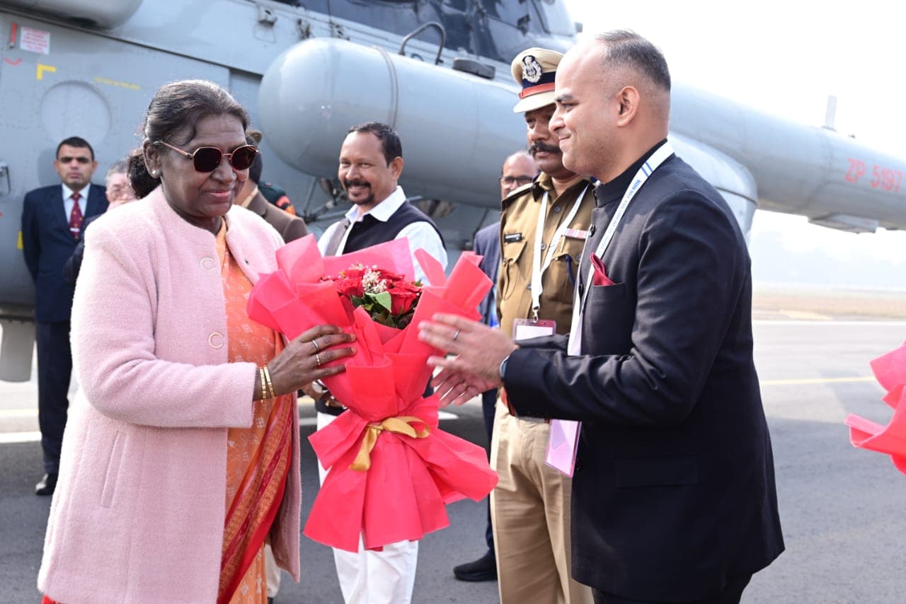 जमशेदपुर पहुंचने पर राष्ट्रपति द्रौपदी मुर्मू का हुआ जोरदार स्वागत, राज्यपाल व मुख्यमंत्री रहें मौजूद