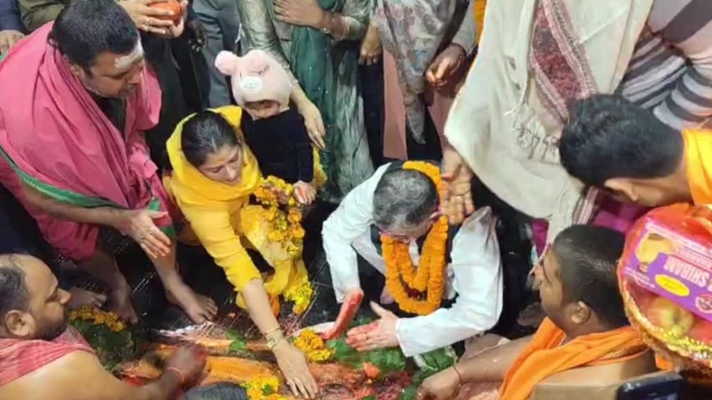 नए साल की शुरुआत में बाबा बैद्यनाथ के दर पर पहुंचे राज्यपाल, देश की तरक्की और अर्थव्यवस्था के लिए की विशेष कामना