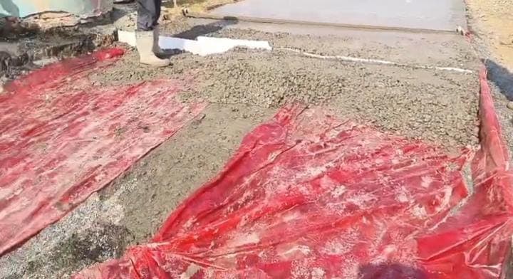 न बोर्ड न एस्टीमेट सब कुछ सेट ! हिरणपुर के मंझलाडी गांव में घटिया पीसीसी सड़क पर ग्रामीणों का फूटा गुस्सा