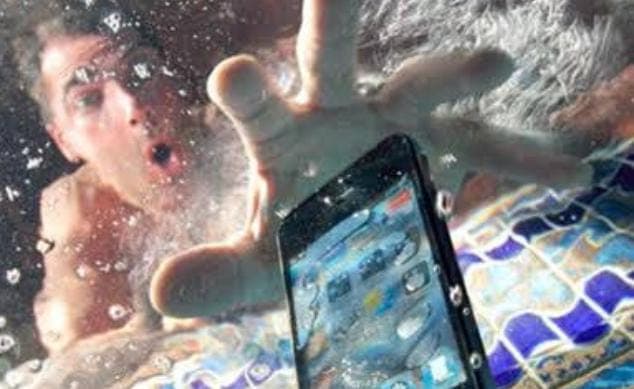 गलती से अगर पानी में भी गिर जाए फोन, तो भूलकर भी ना करें ये तीन काम, वरना कचरे के डिब्बे में फेंकना पड़ेगा मोबाइल