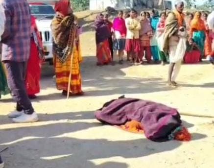हाय रे किस्मत! गढ़वा में हाथी ने पटकर ली बुजुर्ग महिला की जान, तो रोड के अभाव में परिजन कंधे पर लादकर ले गए शव